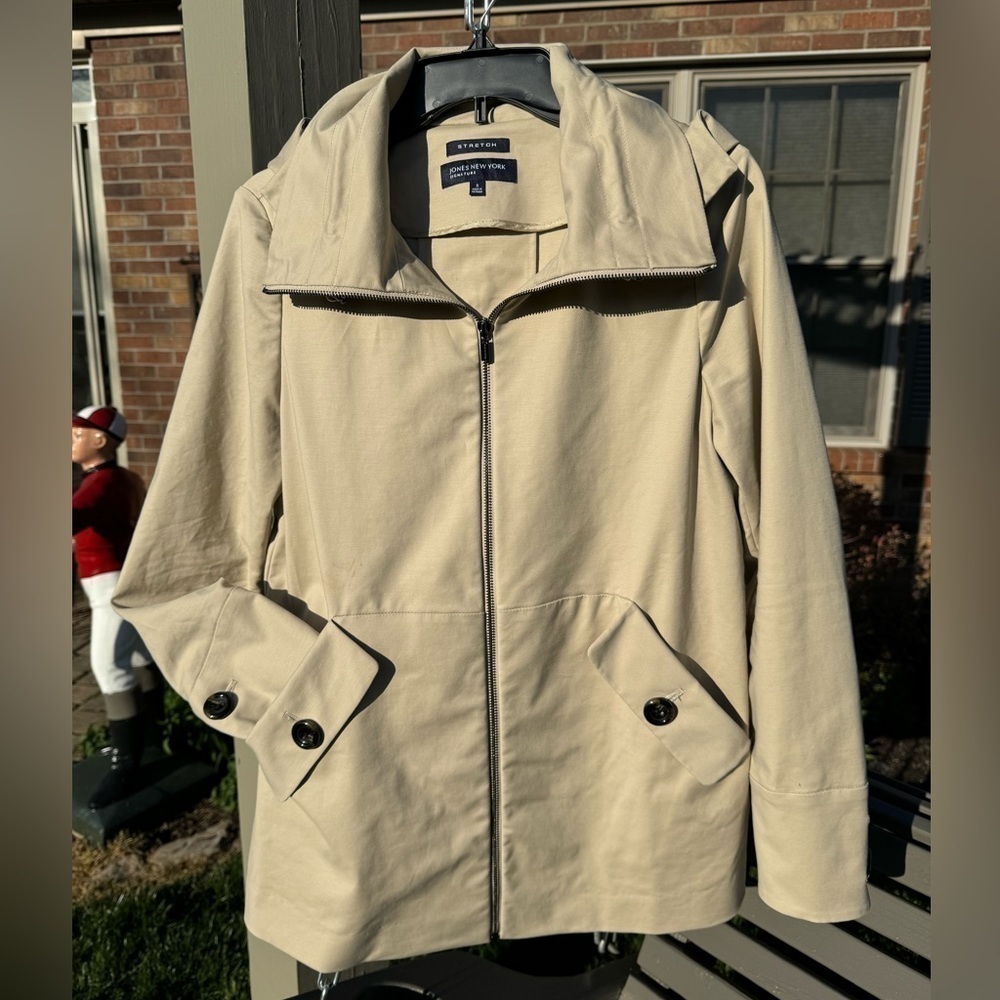 WOMENS~JONES NEW YORK~SIGNATURE~ZIP UP~KHAKI SPRING COAT~ZIP DETACHABLE HOOD~ERC